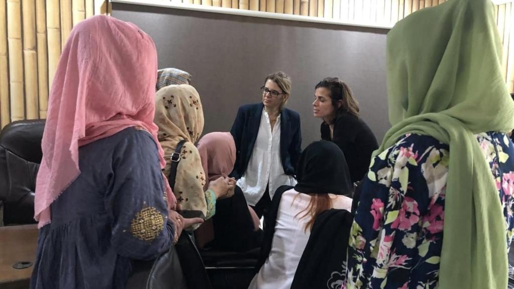Las fiscales Inés Herreros e  Iría González López con algunas fiscales afganas, el pasado mes de octubre en Islamabad (Pakistán)
