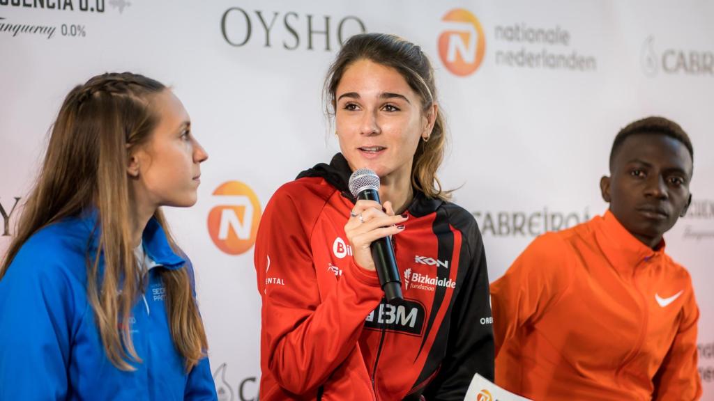 Laura Priego habla bajo la atenta mirada de Laura Luengo.