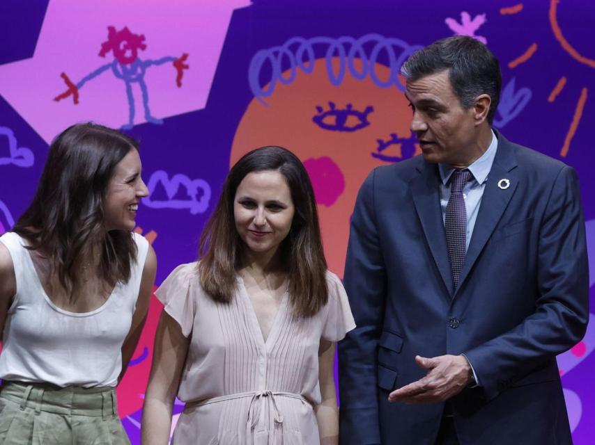 Irene Montero, Ione Belarra y Pedro Sánchez, en una imagen de archivo.