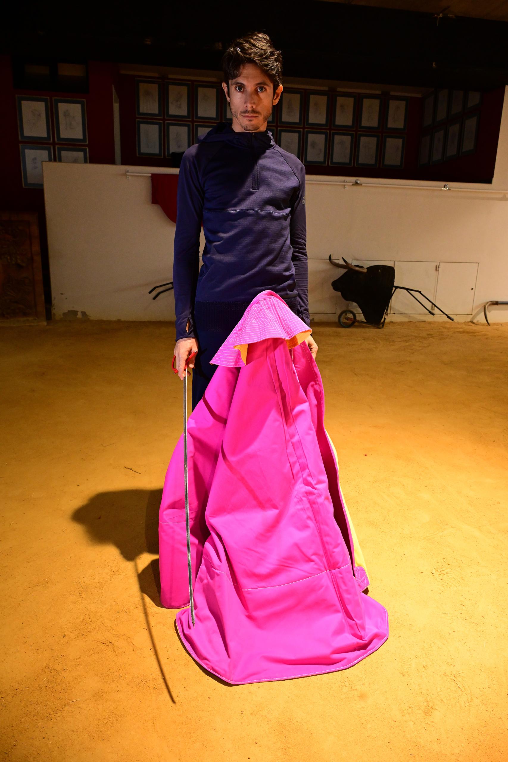 Castella, con sus herramientas de trabajo en su lugar de entrenamiento.