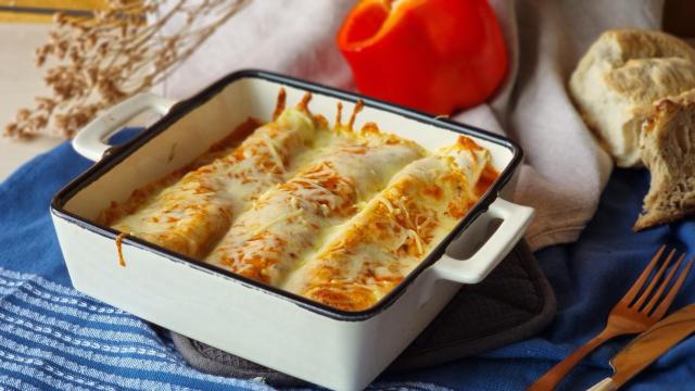 Enchiladas veganas de brócoli y frijoles, un acercamiento a México con salsa casera