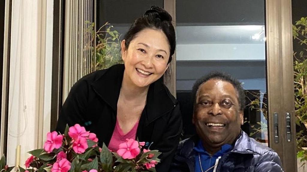 Marcia Aoki y Pelé en una imagen de redes sociales.