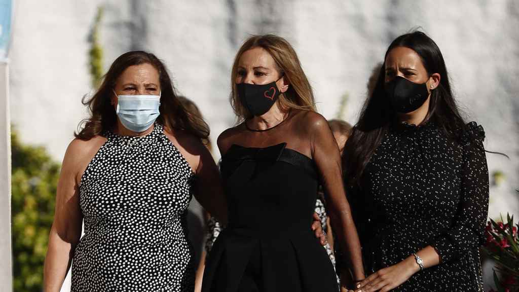Ana García Obregón junto a Carolina Monje el día del funeral de Álex Lequio, el 30 de junio de 2020.