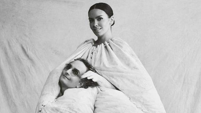 Josie y Cristina Pedroche en una fotografía en blanco y negro, luciendo la capa del vestido de estas Campanadas 2022.