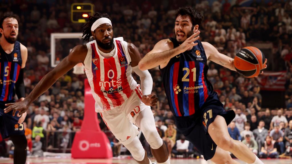 Alex Ábrines lucha un balón.