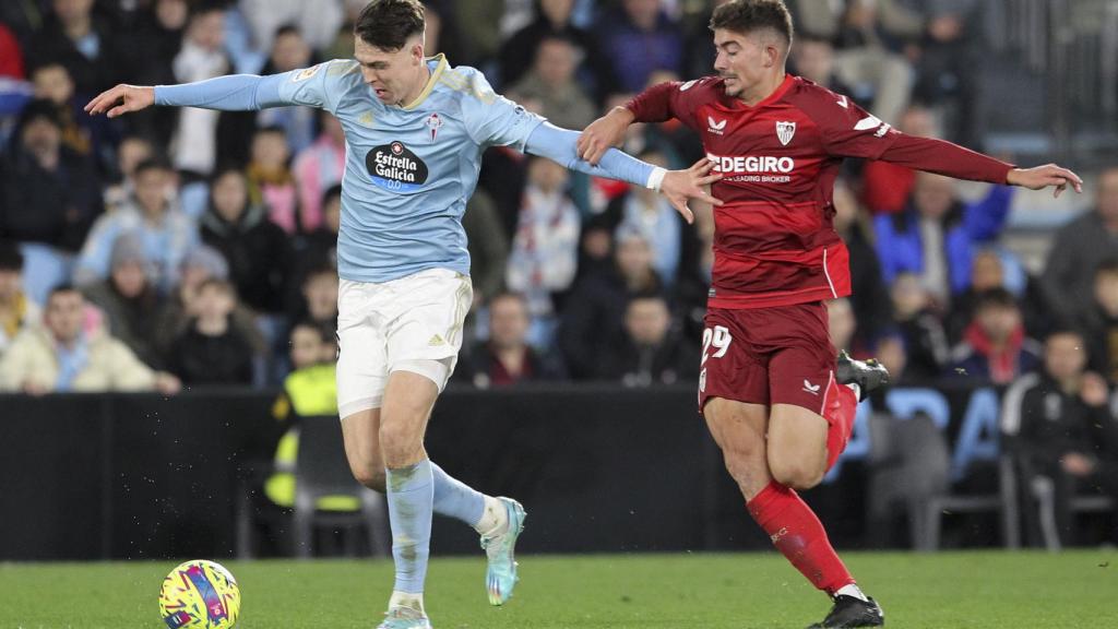 Larsen conduce un balón en el Celta-Sevilla.