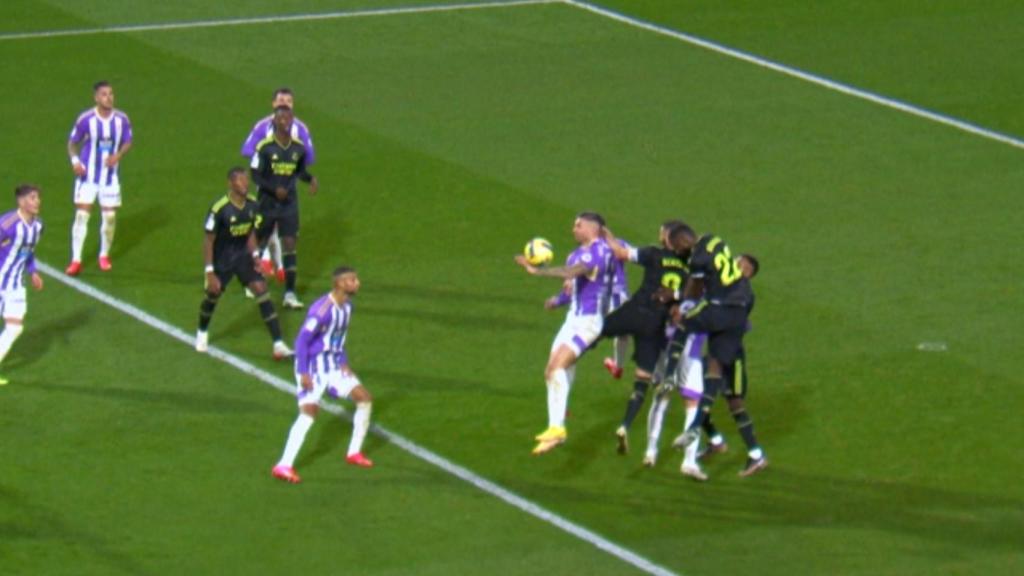Mano de Javi Sánchez en el área del Valladolid sancionada con penalti tras la revisión en el VAR