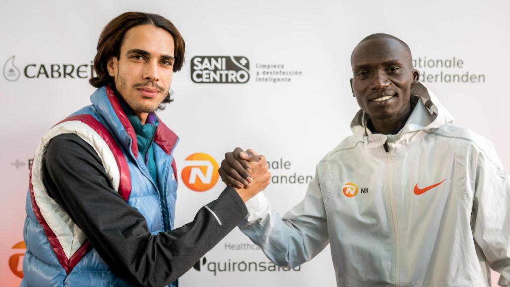 Mohamed Katir y Joshua Cheptegei, en la presentación de la Nationale-Nederlanden San Silvestre Vallecana 2022