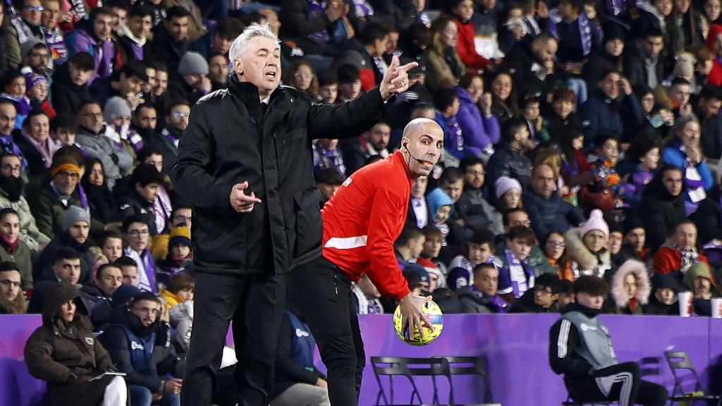 Carlo Ancelotti da instrucciones desde la banda.