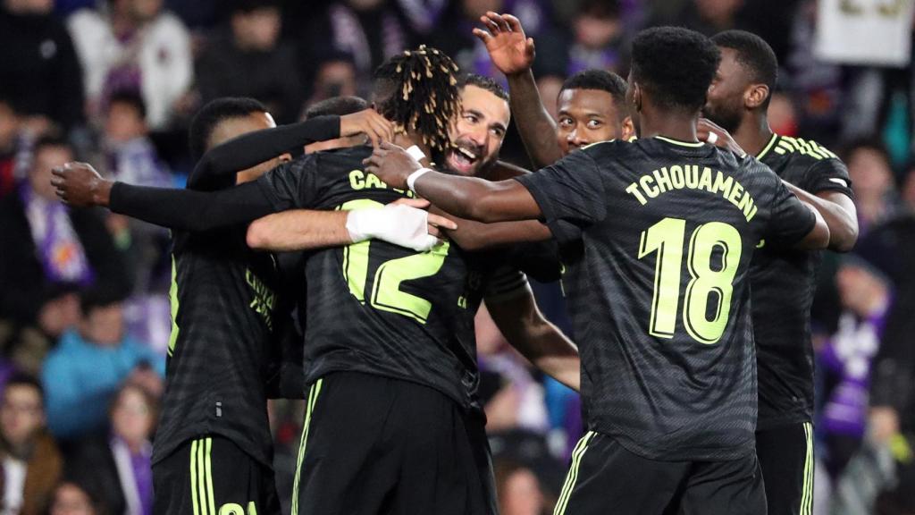 Benzema celebra con sus compañeros el primer gol.