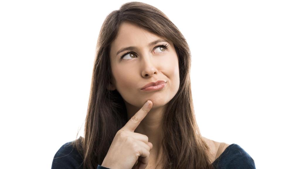 Mujer pensando en sus propósitos de año nuevo.