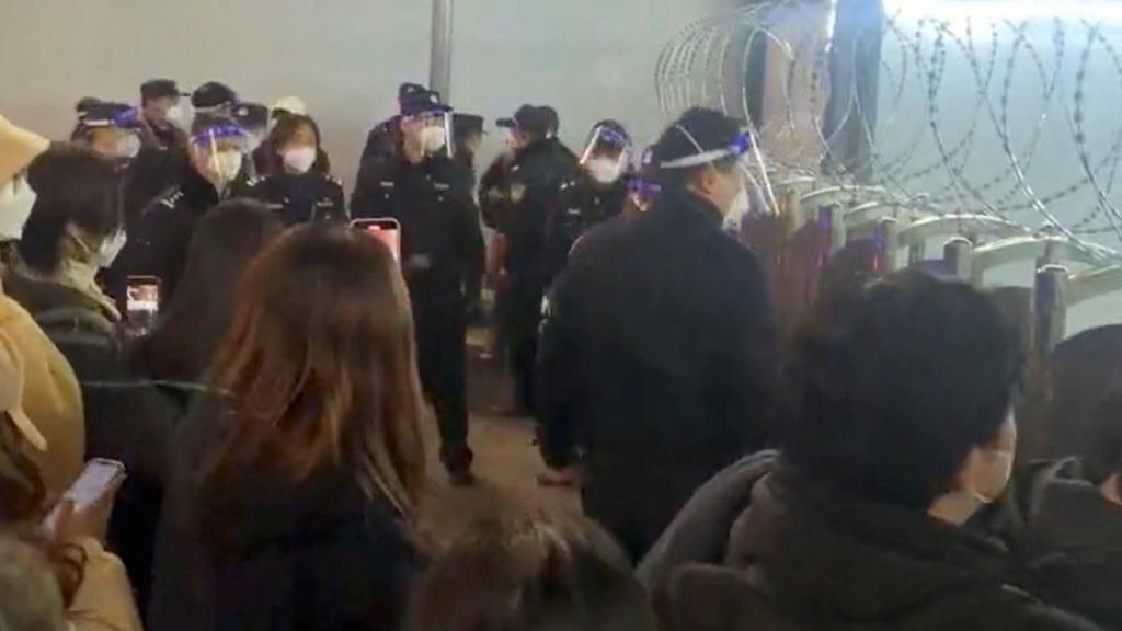 Protesta por las restricciones de cuarentena impuestas, en Guangzhou