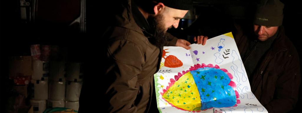 Los guardias fronterizos ucranianos reciben dibujos de escolares.