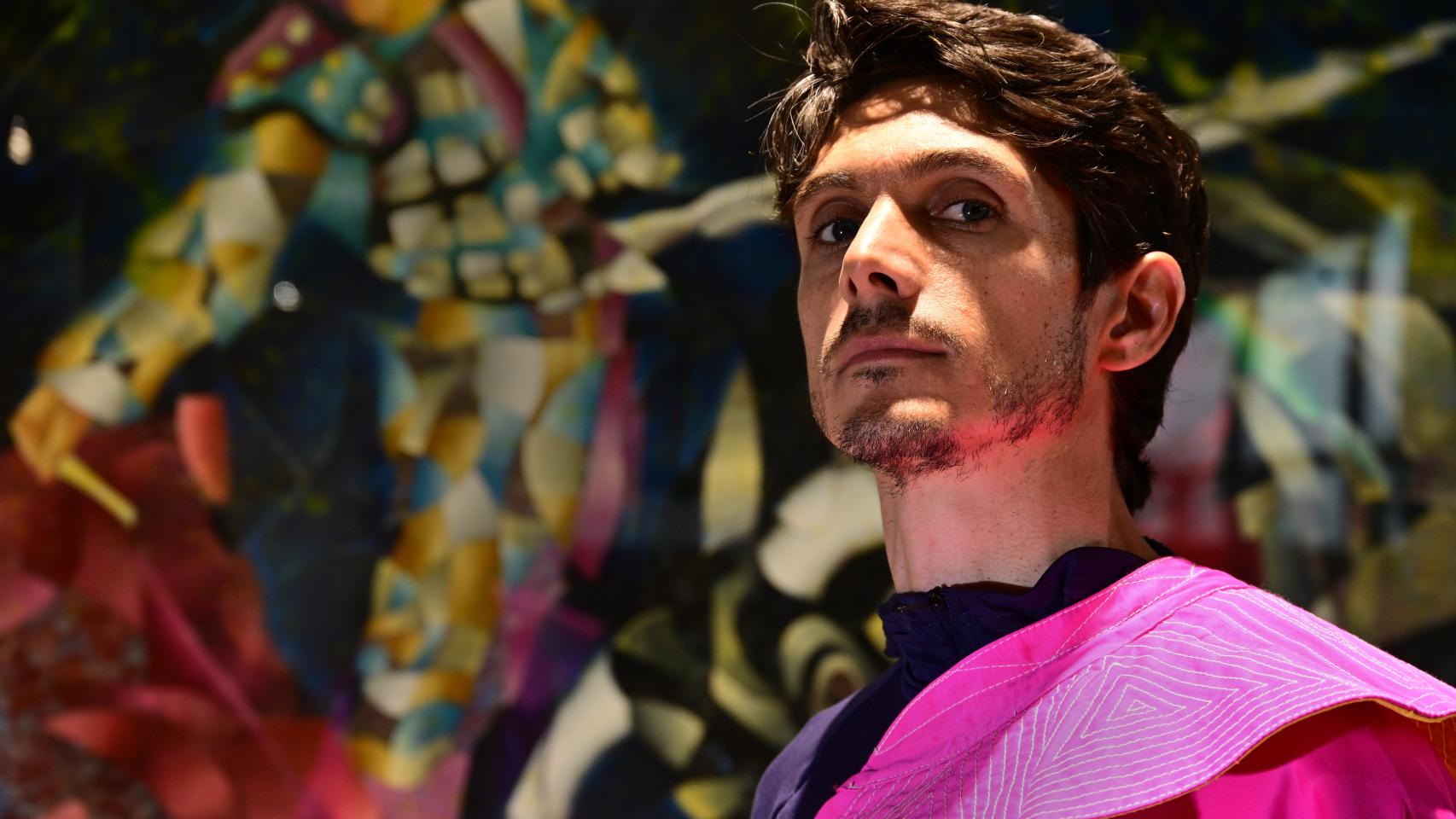 Sebastián Castella posa en la plaza del garaje en la que entrena, delante de un cuadro.