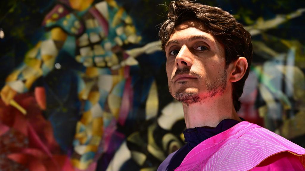 Sebastián Castella posa en la plaza del garaje en la que entrena, delante de un cuadro.