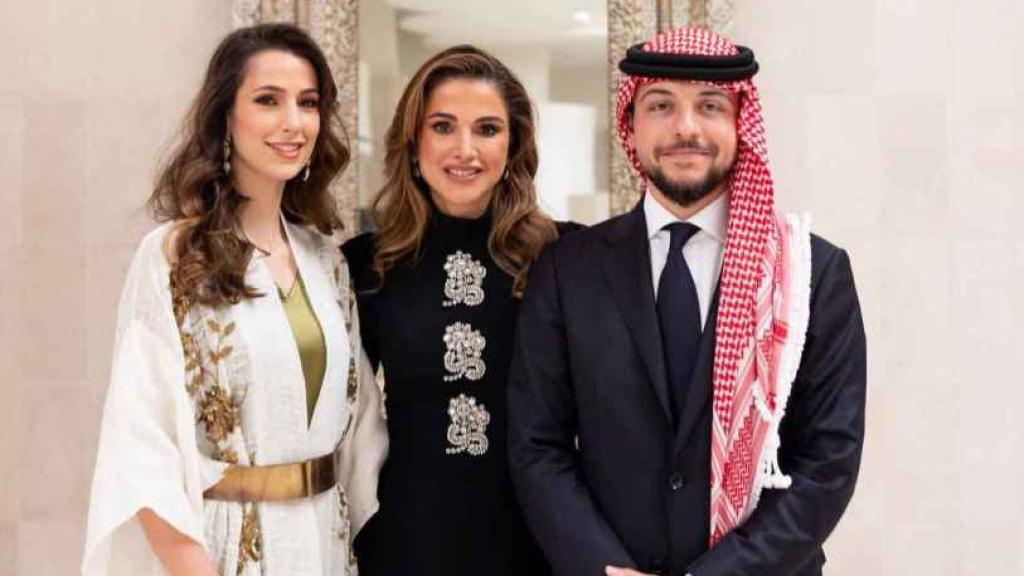 Rania de Jordania junto a su hijo mayor y su prometida.