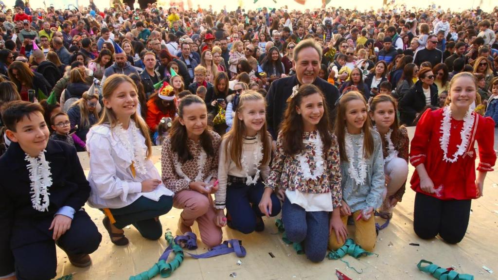 El concejal Manuel Jiménez con la Bellea del Foc infantil y sus damas de honor.