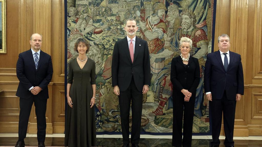 El Rey junto a los nuevos magistrados del Tribunal Constitucional, Juan Carlos Campo, Laura Díez Bueso, María Luisa Segoviano y César Tolosa Tribiño