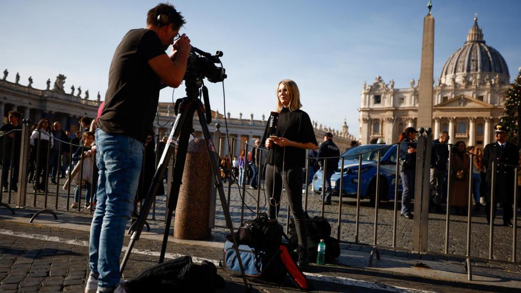 Expectación en la plaza de San Pedro tras la muerte de Benedicto XVI.