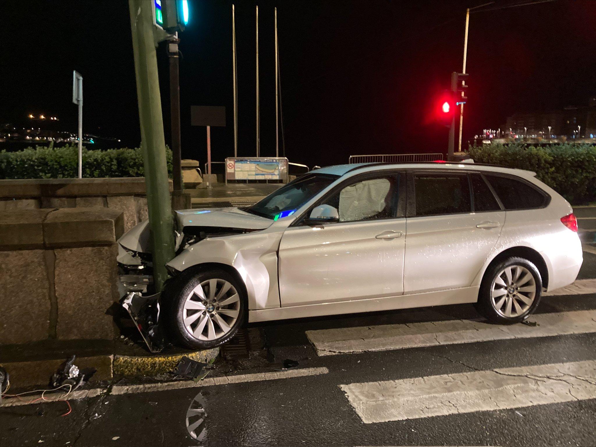 Imagen del coche estrellado en el paseo marítimo de A Coruña