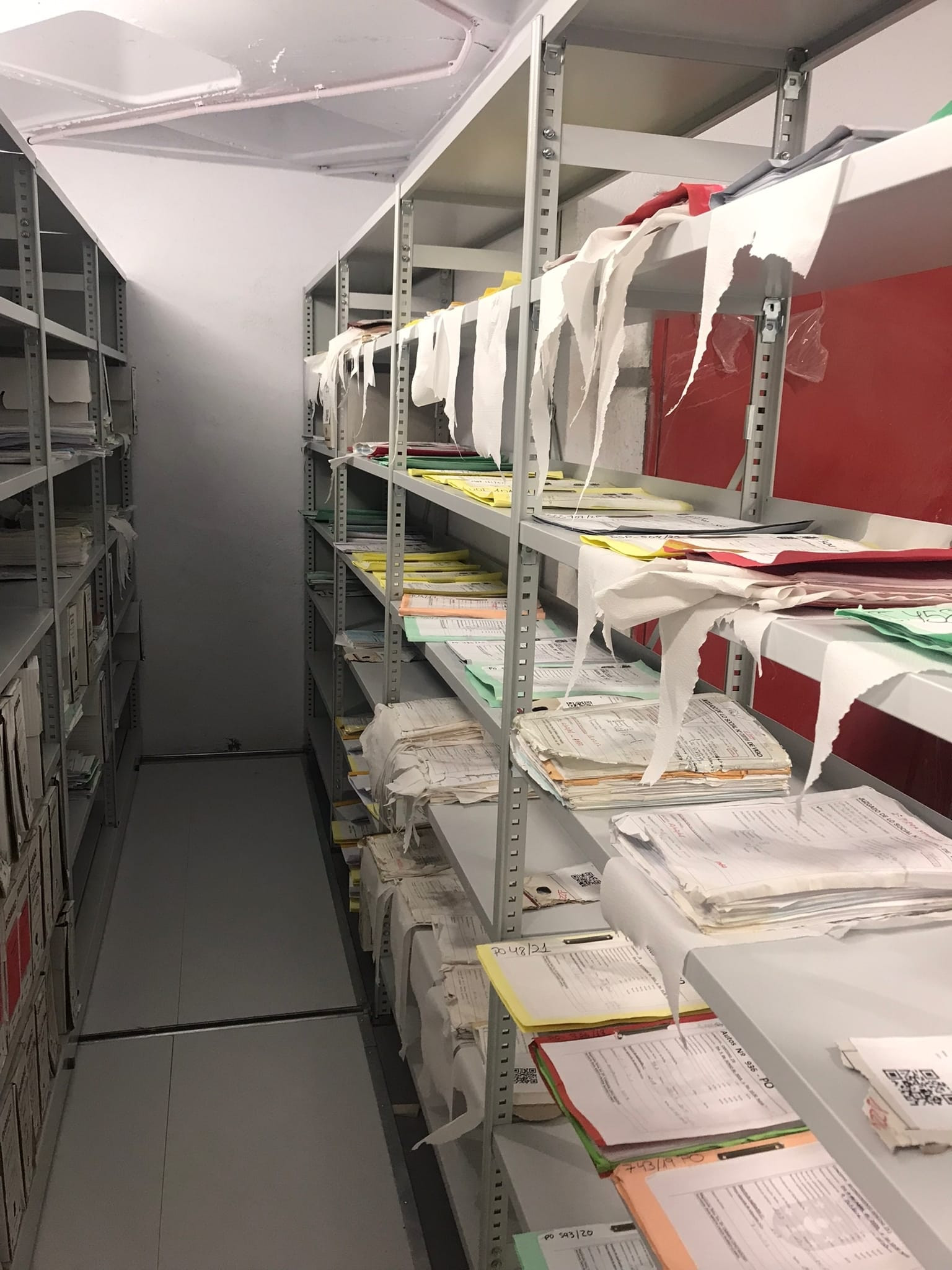 El sindicato denuncia que los expedientes se secan con papel de manos y las ventanas se cubren con papel de estraza. Fotos: Cedidas