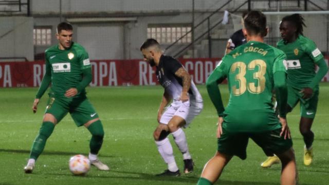 Los jugadores del Elche presionan a uno del Ceuta.