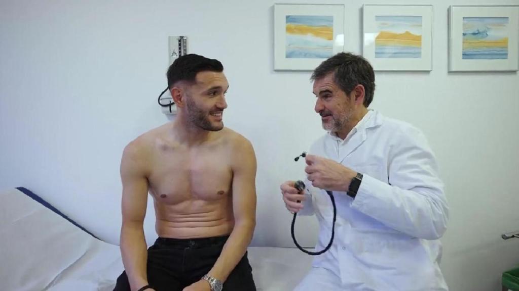 Lucas Pérez pasa el reconocimiento médico.