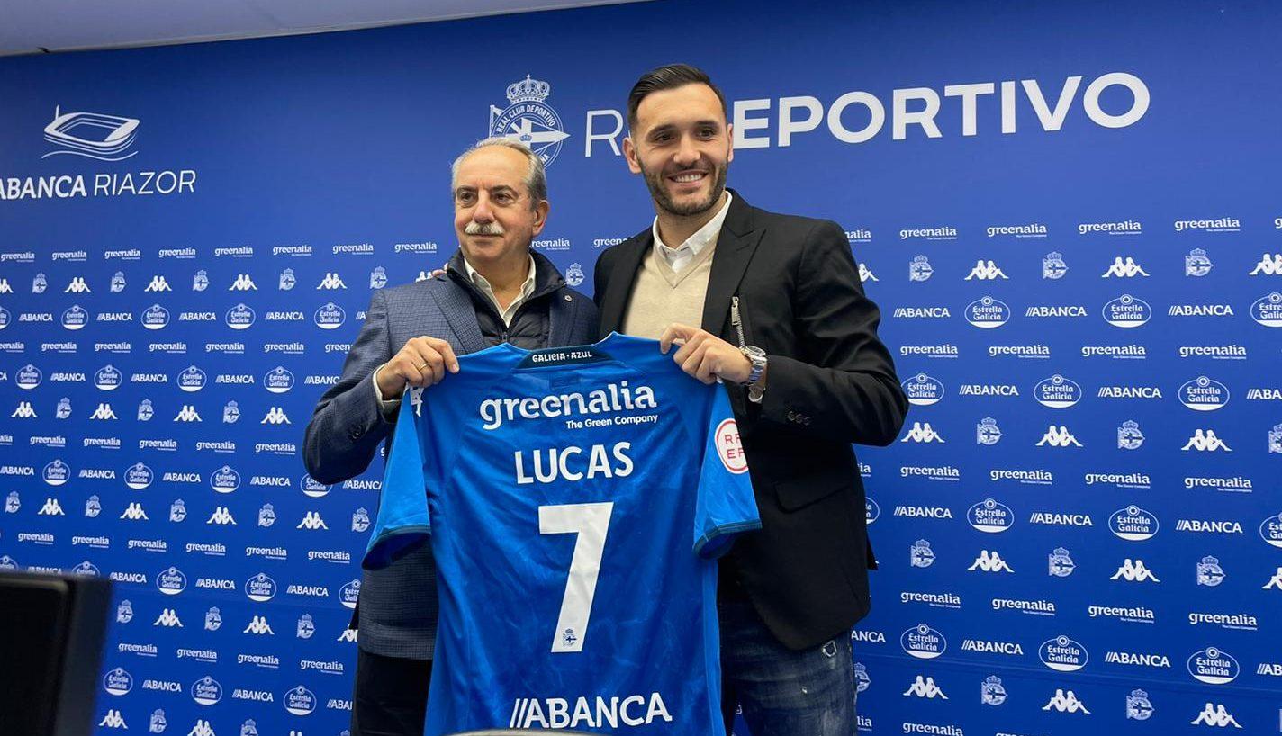Lucas Pérez posa con su nueva camiseta del Dépor junto al presidente Antonio Couceiro.