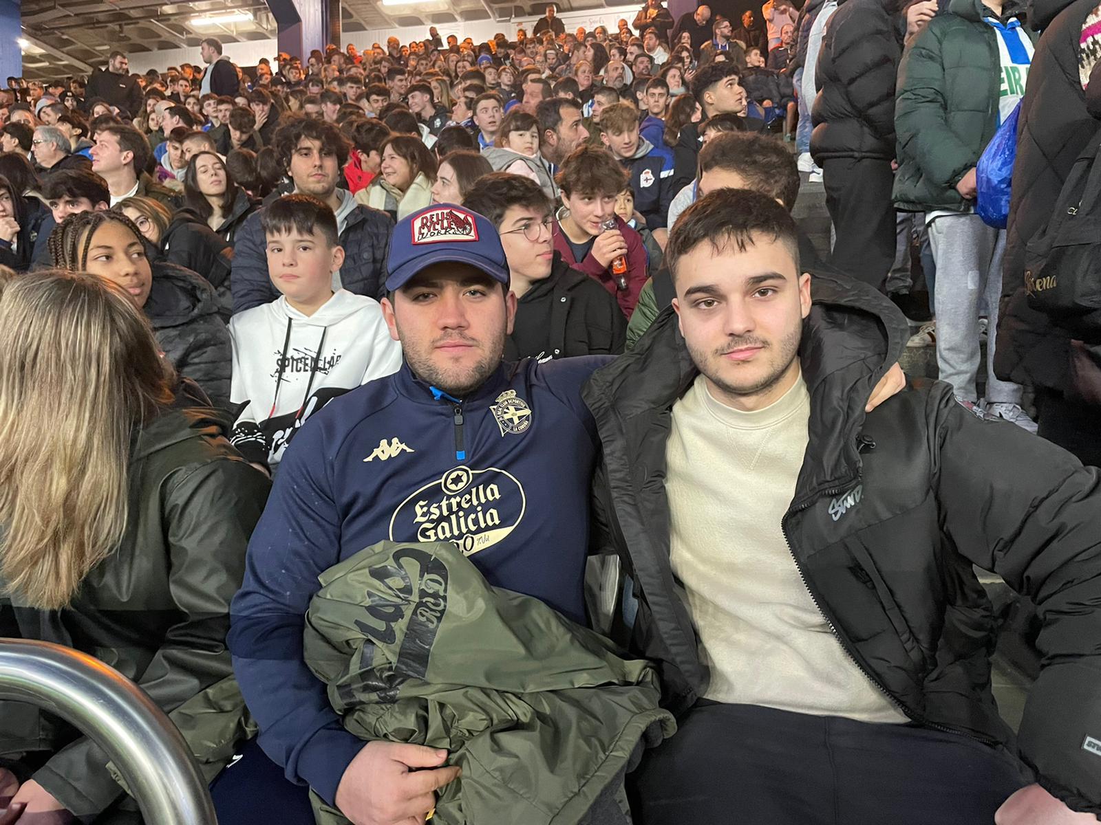 Pablo y Mario, dos de los muchos jóvenes que esperaban a Lucas Pérez (Foto: Quincemil)