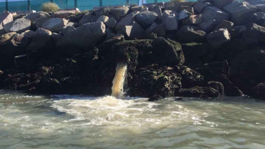 Uno de los vertidos contaminantes denunciados.