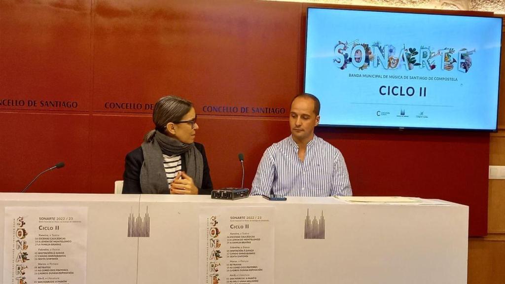 Rueda de prensa de Mercedes Rosón y el directo de la banda municipal de Santiago