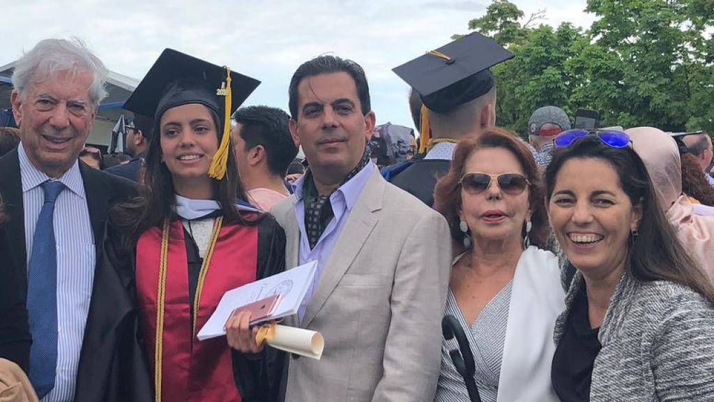 Vargas Llosa junto a su exmujer Patricia, su nieta Josefina, el padre de ésta, Gonzalo, y Morgana.