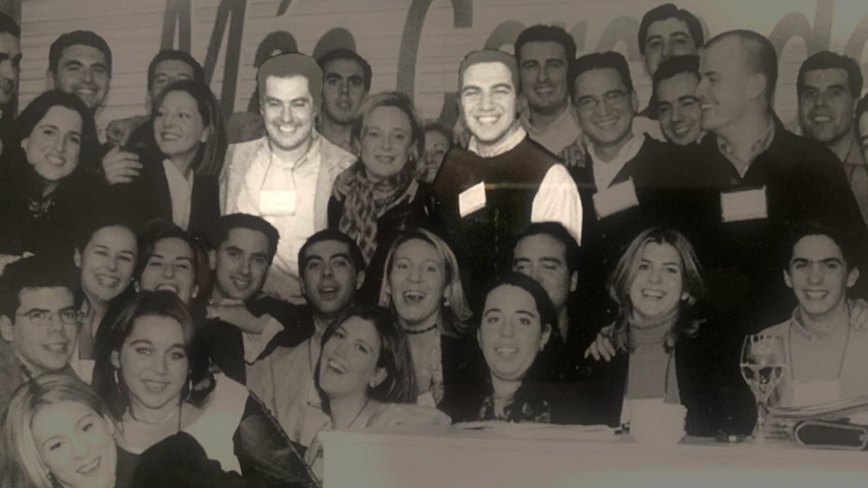 Juan Manuel Moreno y Elías Bendodo (en el centro) en una imagen de 1997, con otros miembros de Nuevas Generaciones.