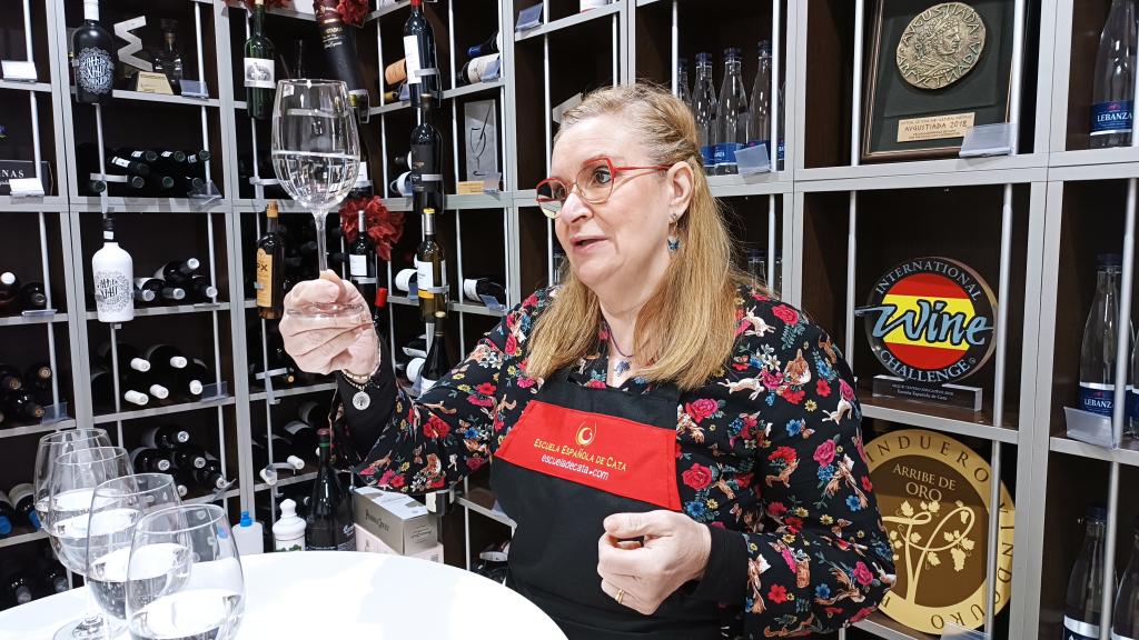 Carmen Garrobo, analista sensorial, observando la primera agua durante la cata.