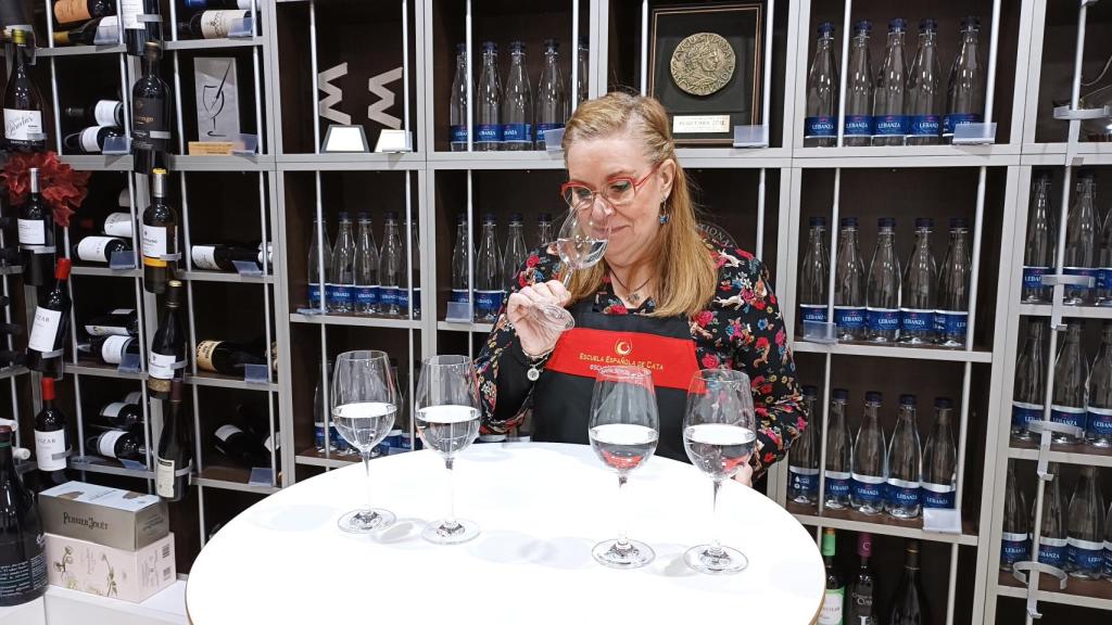 La catadora, Carmen Garrobo, oliendo el agua número 3 durante la cata a ciegas.