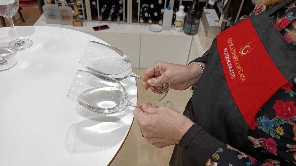 Carmen Garrobo, comparando dos aguas durante la cata.