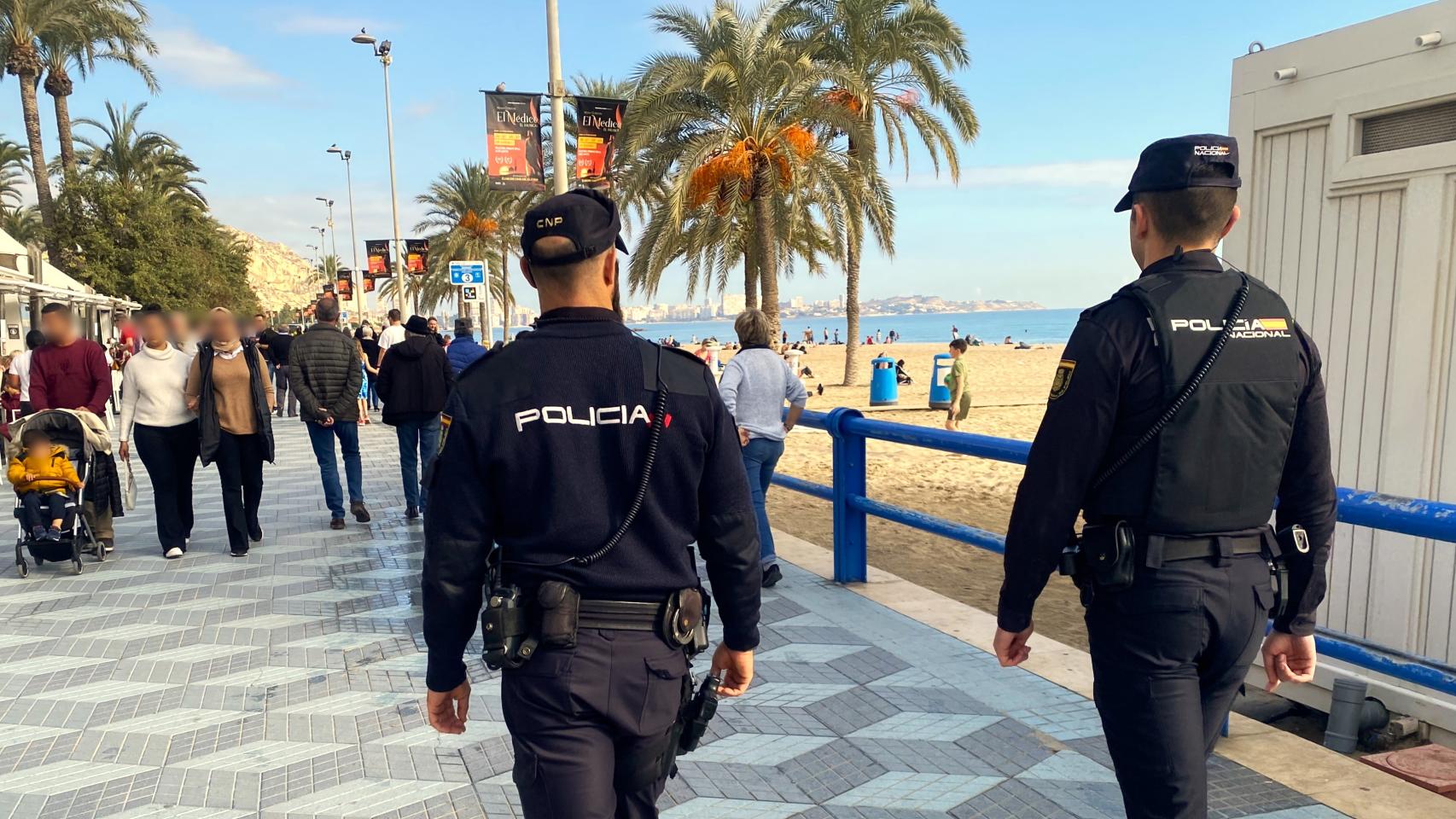 Agentes de la Policía Nacional en la playa del Postiguet de Alicante.