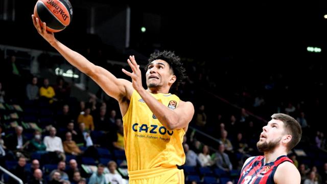 Giedraitis no puede evitar la canasta de Lo en el Alba Berlin - Baskonia.
