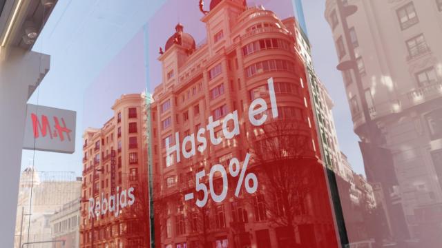 Un cartel de promoción del 50% en una tienda de H&M