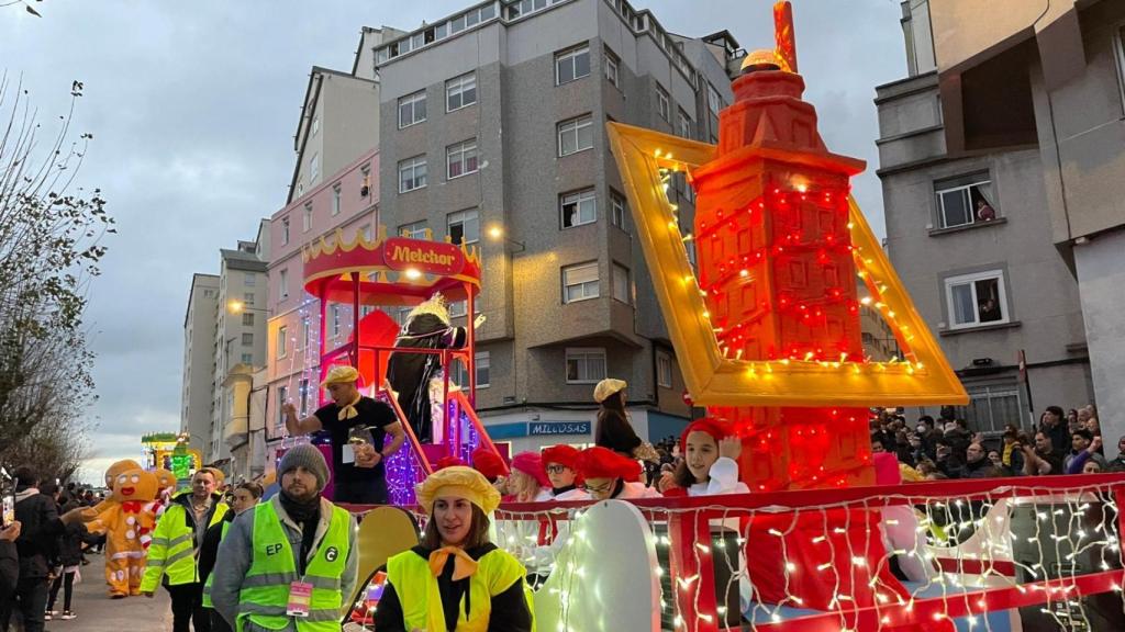 Melchor reparte caramelos en la cabalgata de A Coruña en una foto de archivo.