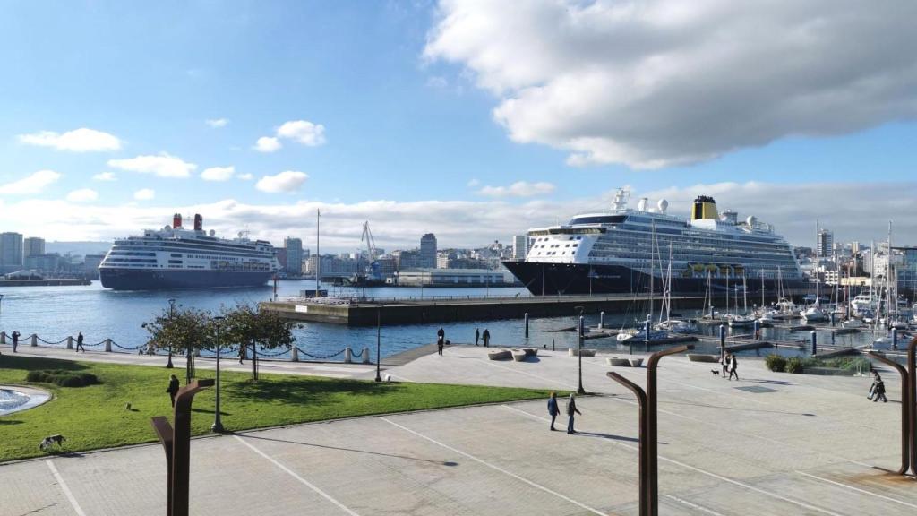 Doble escala en el puerto coruñés en la noche de Reyes con el Bolette y Spirit of Discovery
