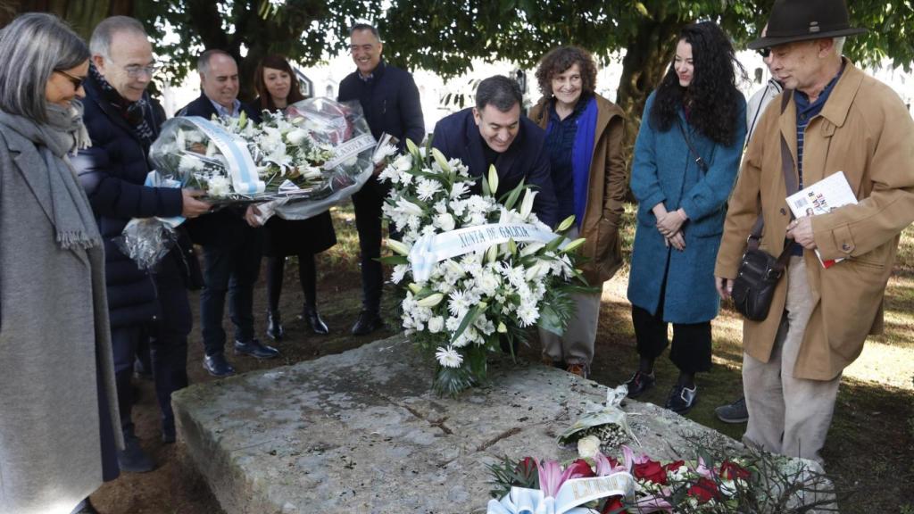 Ofrenda flores por el aniversario de la muerte de Valle-Inclán