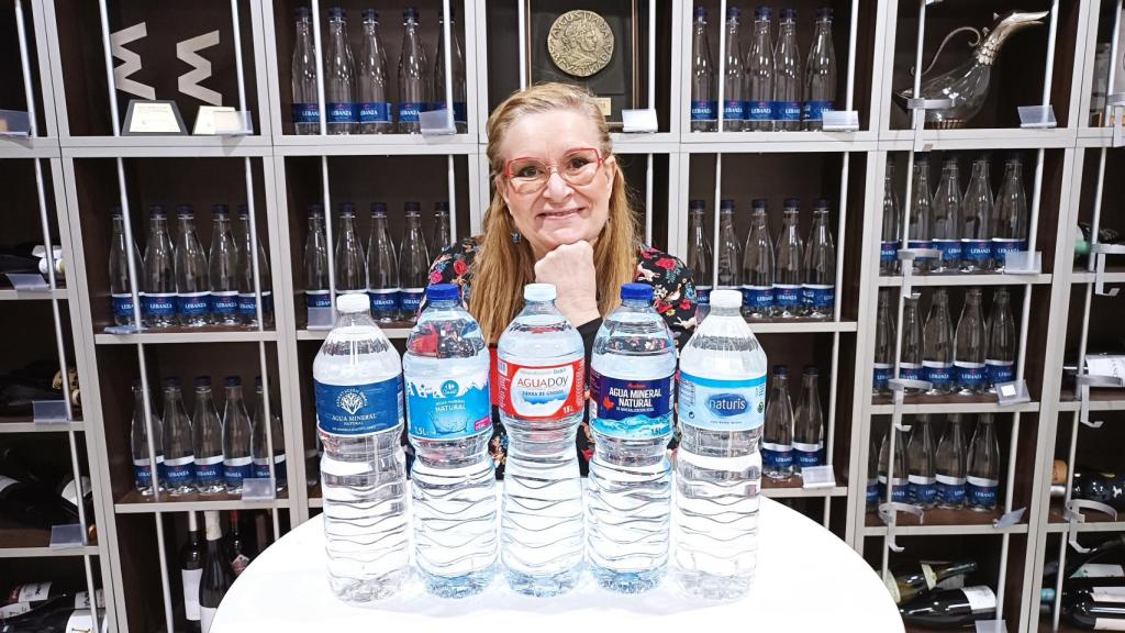 Las 5 aguas minerales del supermercado probadas por Carmen Garrobo, directora de la Escuela Española de Cata.