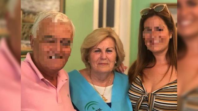 Lola, en el centro, acompañada por su marido y su hija.