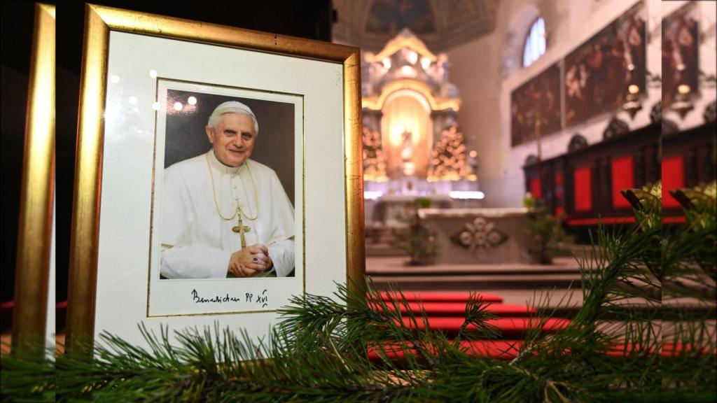 El Concello de Ponteceso (A Coruña) pone un autobús para ir al funeral de Benedicto XVI