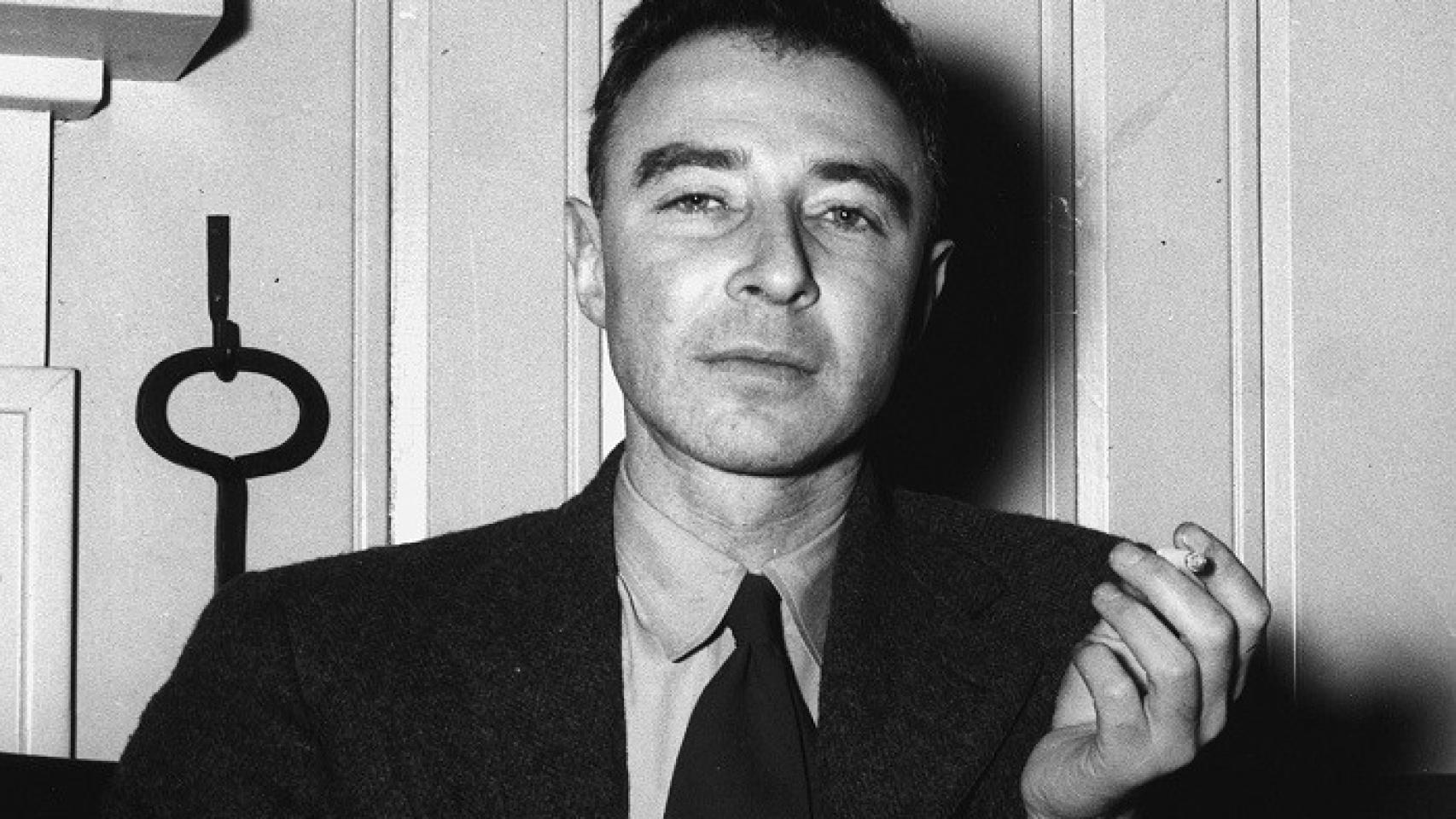 El físico J. Robert Oppenheimer, en 1946, año en el que comenzaría su persecución política