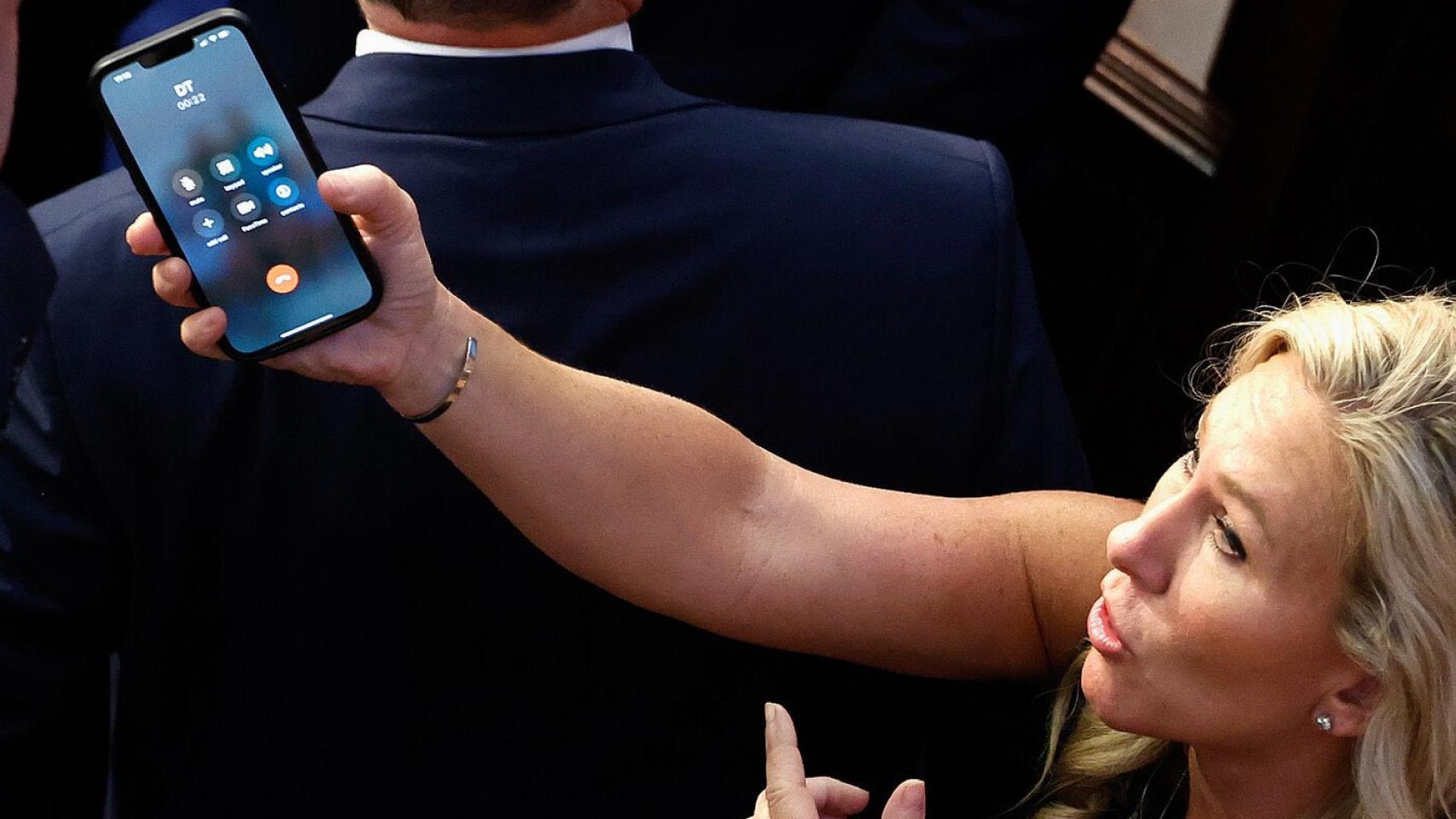 Marjorie Taylor Greene, del ala ultra del partido republicano, intenta pasarle una llamada de DT (iniciales de Donald Trump) a Matt Rosendale.
