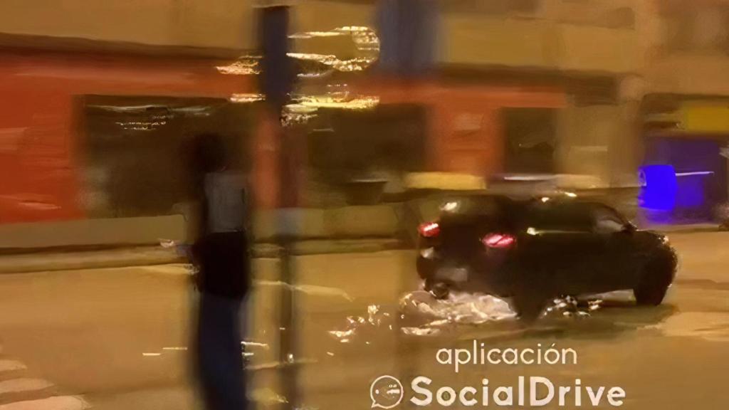 Un coche pasa a gran velocidad por un resalto.