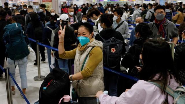 Una mujer celebra en el puesto de Lok Ma Chau la reapertura de las fronteras con China.