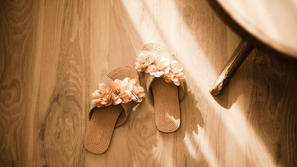 Un par de sandalias.